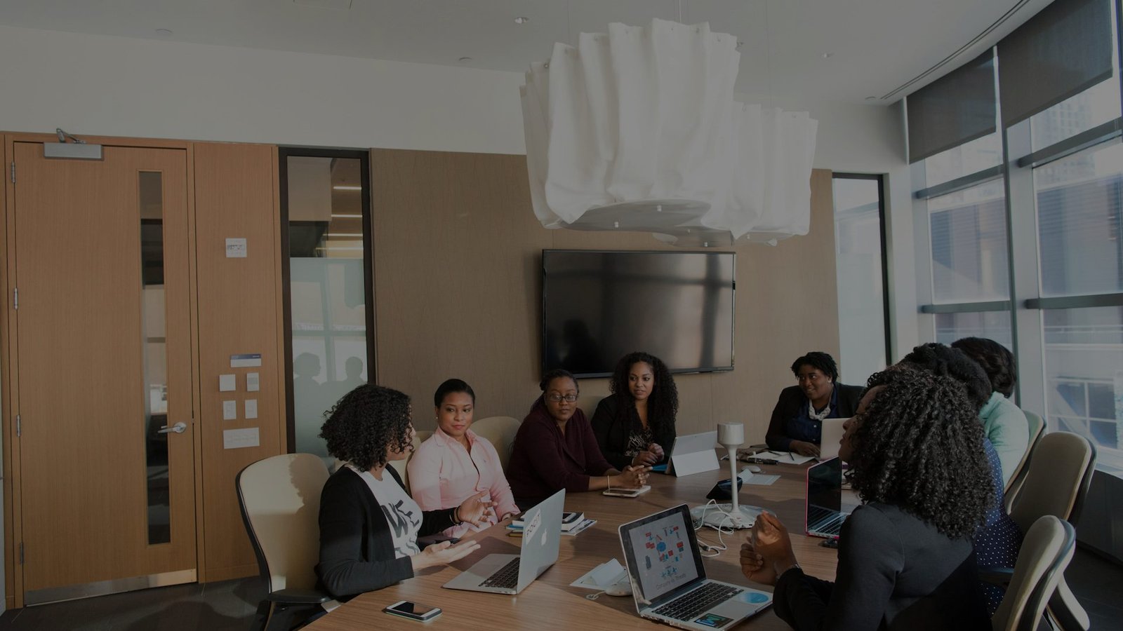 Equipa reunida num escritório moderno
