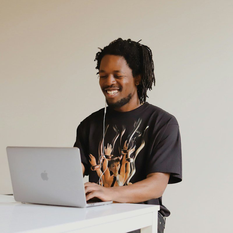 Programador africano a trabalhar no portátil